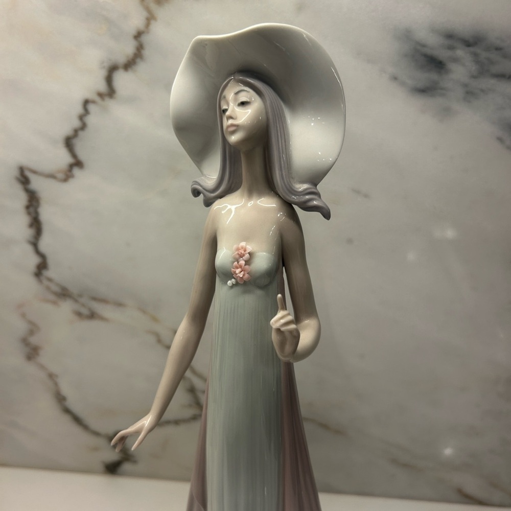 Lladro #1431 Debutante Elegant Girl with Parasol in Soft Cream and Pinky